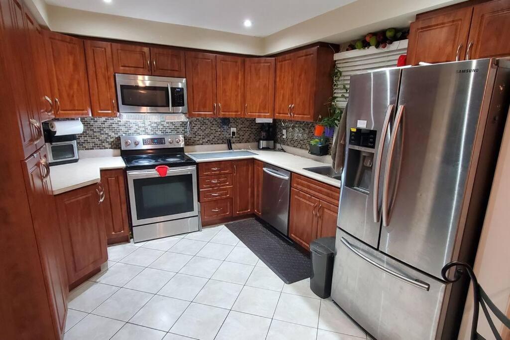 Beautiful House In Mississauga Appartement Buitenkant foto